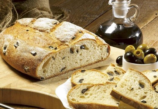 Hljeb sa maslinama, šunkom i bijelim vinom