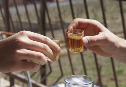 Čašica ljute rakije prije jela ne otvara apetit, ima mnogo drugačije dejstvo