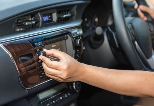 Evo zašto stišavamo muziku dok se parkiramo