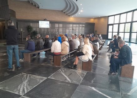 Zagrepčani, uz vodiča, razgledali prostorije za kremiranje (Video)