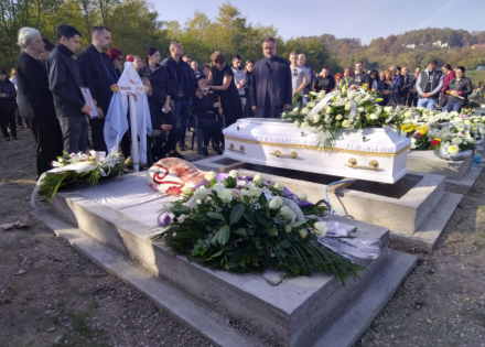 Sahranjen Mladen Dulić (22) jecaji majke i sestre parali zaglušujuću tišinu