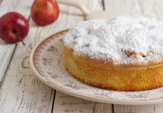 Kolač od jabuka, griza i oraha