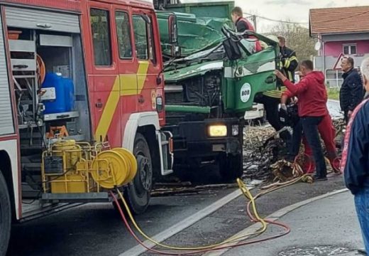 Na kabinu kamiona palo drvo, poginuo vozač