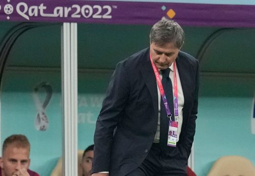 Stojković bjesnio tokom utakmice, bacio sako i flašu vode (VIDEO)