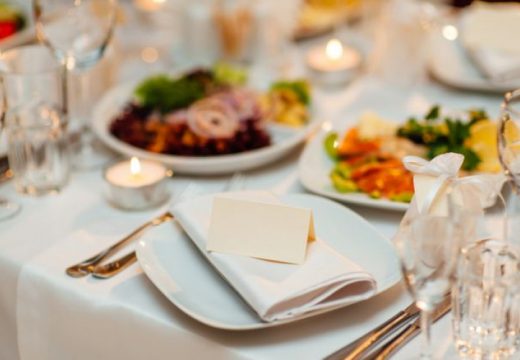 Evo gdje treba da se nalazi escajg na slavskom stolu