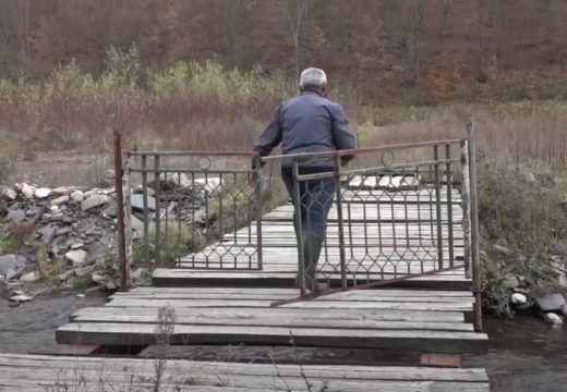 Domaćin stavio kapiju na drveni most i – zaključao ga (Video)