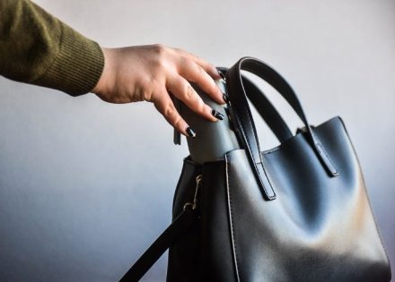 Ulazila u butike i krala novčanike