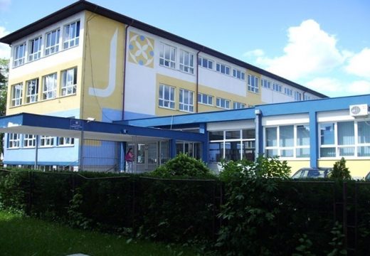 Tinejdžera (14) opkolila i pretukla grupa od dvadesetak srednjoškolaca