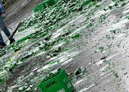 Paleta piva ispala iz kamiona i rasula se po cesti (Video)