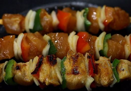 Novogodišnja trpeza:Pileći ražnjići sa povrćem neodoljivo ukusni i spremni za tili čas (VIDEO)