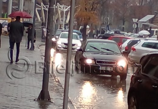Bijeljina: Kiša napunila gradske šahtove, voda prodrla i u podrume (Foto)