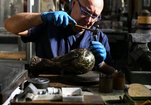 Unutar fabrike koja proizvodi trofej Svjetskog prvenstva u fudbalu