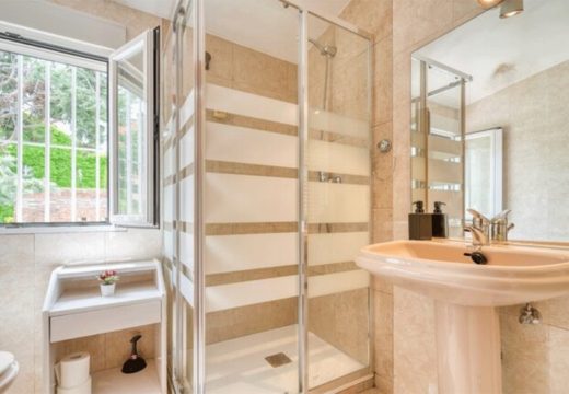 Trik za čisto kupatilo uz tabletu za pranje suđa