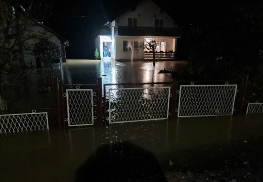 Vanredno u Kozarskoj Dubici, klizište prijeti nasipu