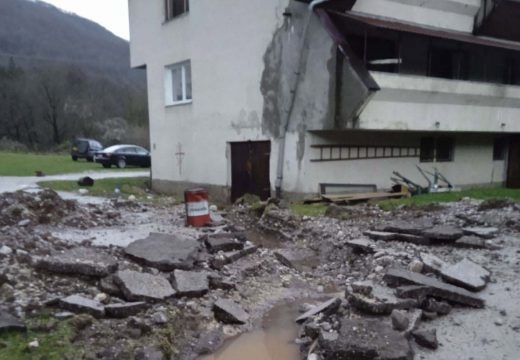 Poplave napravile ogromnu štetu stanovništvu: Bujice pomjerile i bungalove na Tjentištu