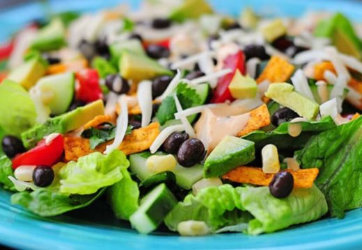 Preporučujemo vam salate koje će dodatno obogatiti vašu prazničnu trpezu ove godine