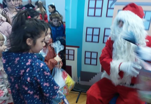 Čarolija praznika  kroz humanitarnu akciju “A zašto ja nemam paketić?”