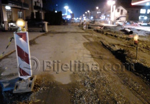 Nakon automobila,u rupu na gradilištu upao i kamionet