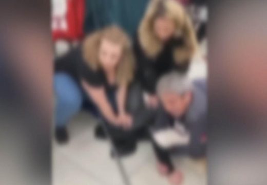 Haos u tržnom centru na Karaburmi: Žena u prodavnici rušila sve pred sobom pa nasrnula na radnike! (VIDEO)