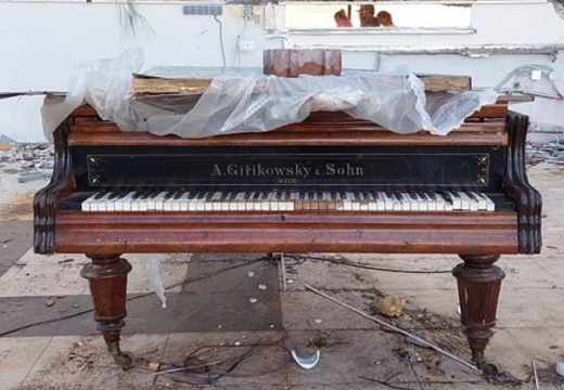 Stari koncertni klavir odbačen na plaži (FOTO)