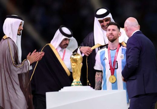 Mesiju ponuđen milion dolara za “komad odjeće”