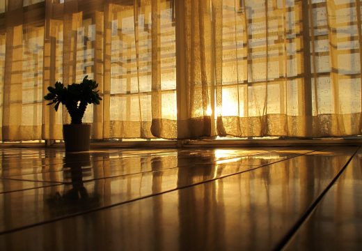 Zašto ljudi prskaju zavjese lakom za kosu?