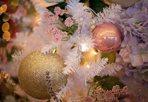 Počela prodaja novogodišnjih ukrasa: Za jelku i do 200 KM!