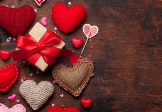 Muškarci jedan poklon kupuju i ženi i ljubavnici za praznike