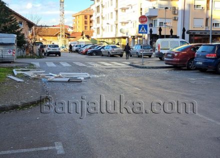 Od siline eksplozije prozor odletio desetine metara (Foto)
