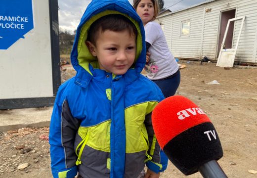 Bosonogi dječak dobio obuću i odjeću (Video)