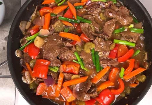 Junetina sa povrćem: Meso krčkajte u nevjerovatno ukusnom saftu i neće biti žilavo, već mekano i sočno (VIDEO)