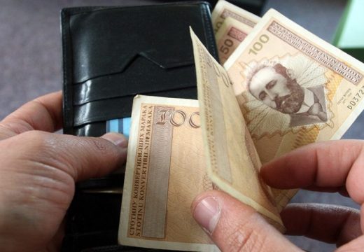 Javni sektor gomila dugove, privatni ih smanjuje