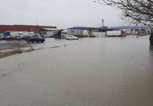 Voda se izlila na ulicu, prodrla u stambene objekte