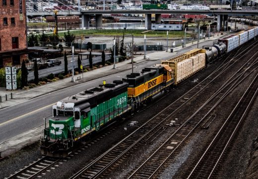 Voz udario u automobil, povrijeđeni vozač prevezen na UKC Tuzla
