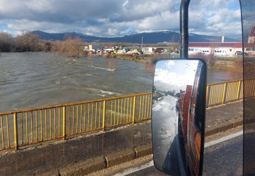 Voda blokirala put ka gatačkim selima