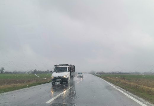 Saobraćaj se odvija otežano i usporeno zbog snijega i poledice