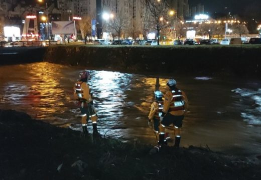 Djevojka se dovezla taksijem, pa skočila u nabujalu Miljacku