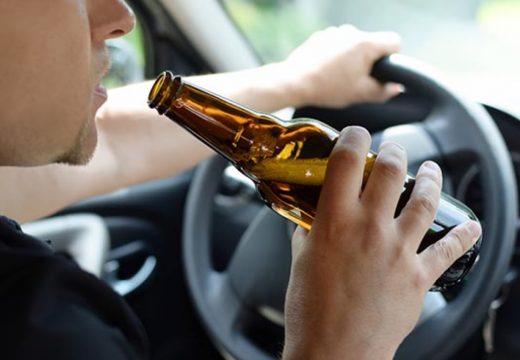 Muškarac “golfom” sletio sa ceste