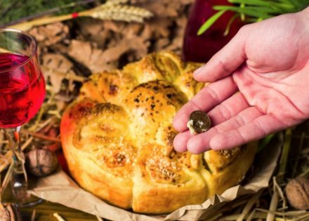 Evo kako se lomi česnica i koliko komada pogače morate da ostavite sa strane