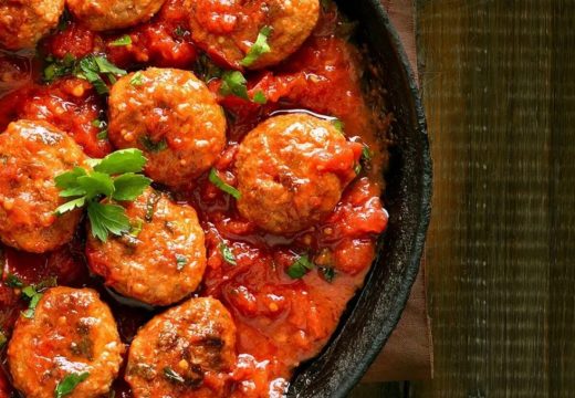 Prijedlog za danas: Pileće ćufte u sosu od paradajza