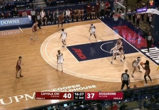 Pogledajte kako je dostavljač hrane zalutao na parket i prekinuo utakmicu