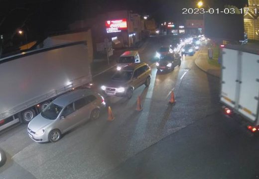 Kolone automobila na prelazu Gradiška (Foto)