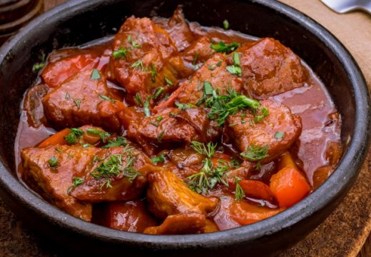 Prijedlog za danas: Svinjski kare u sosu sa vinom