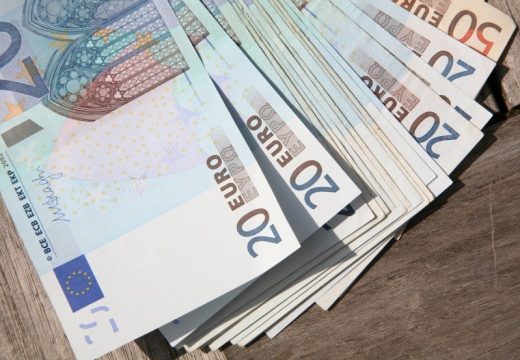 Stavio 19.000 eura na krov automobila i odvezao se dalje