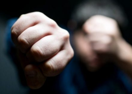 Braća nasilnici istukli konobaricu i gosta u kafiću