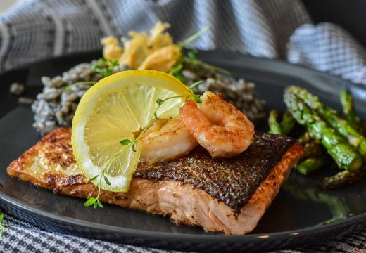 Prijedlog za danas: Oslić sa krompirom, tikvicama i šargarepom