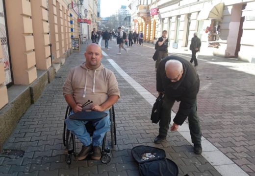 Ognjen Ranisavić svirajući pokazuje humanost: Pomoć za Tursku i Siriju stiže iz Gospodske ulice (VIDEO)