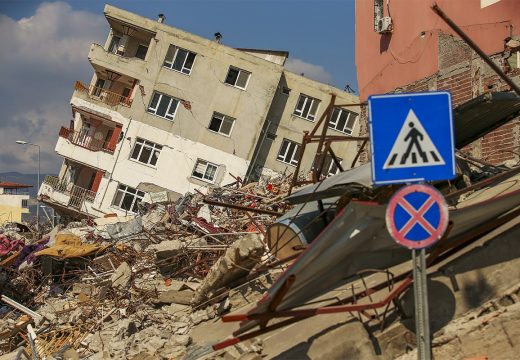 Sirijac izvučen iz ruševina “oživio” na sahrani