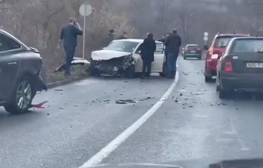 Teška nesreća kod Tuzle: Učestvovala četiri vozila, ima povrijeđenih