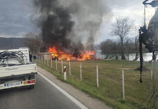 Tragedija u Bihaću: Žena smrtno stradala u požaru koji je izbio u porodičnoj kući (VIDEO)